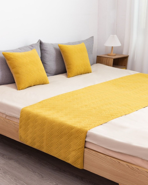 JUEGO DE PIECERA DE CAMA CON 2 FUNDAS MODELO PLUSH AMARILLO - 1