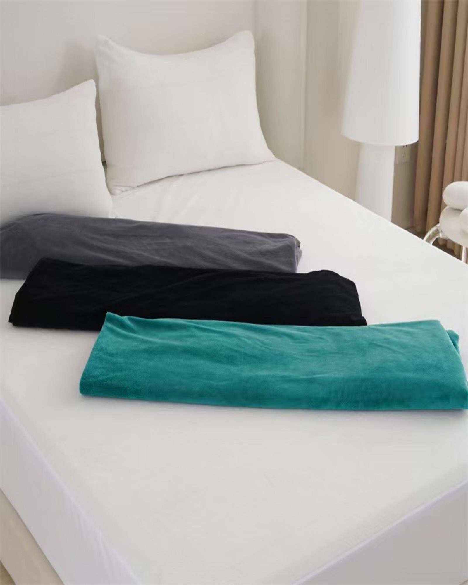 CUBRE COLCHON PROTECTOR IMPERMEABLE PLUSH - EN COLOR NEGRO - 1.5 PLAZAS - 5