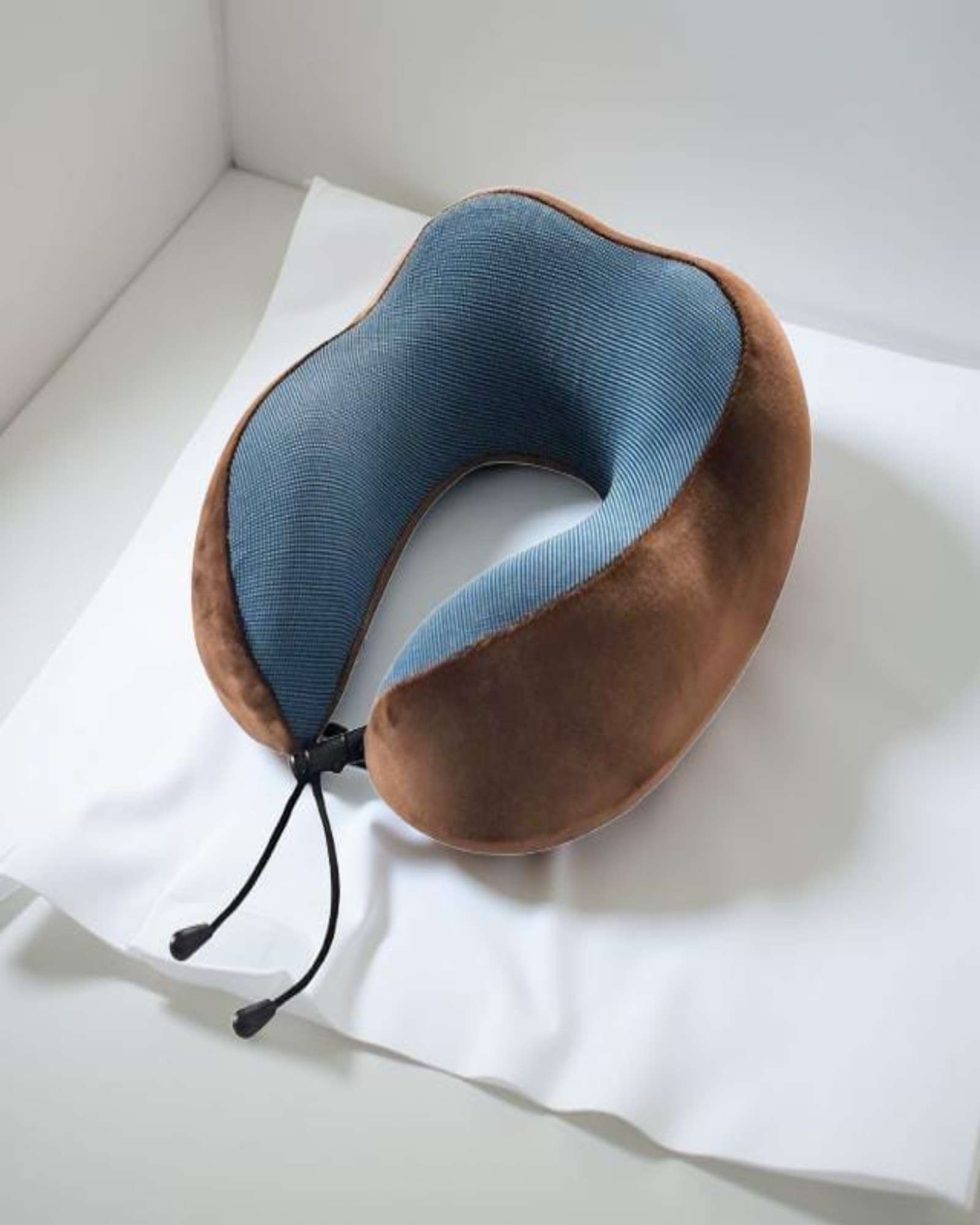 COMODA ALMOHADA DE CUELLO VIAJE TELA MAGNETICA MARRON - 4