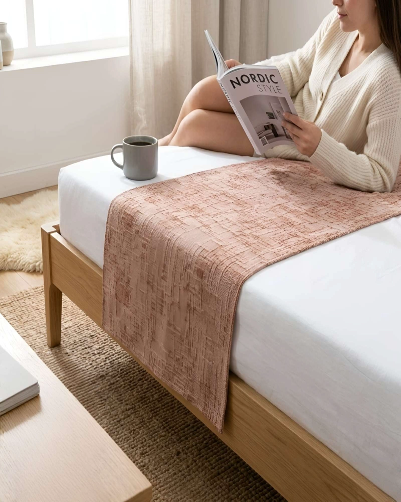 PIECERA CHENILLE CRUZ DALE UN TOQUE DE ELEGANCIA A TU DORMITORIO - 2