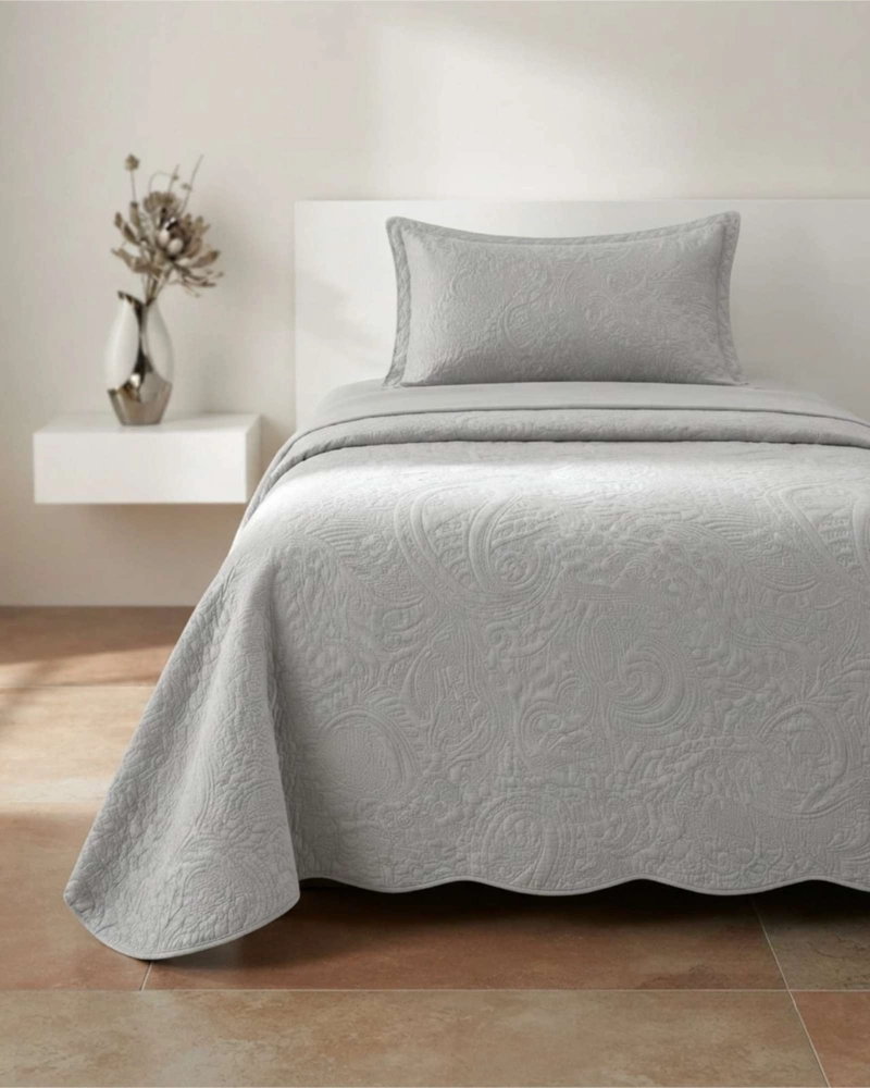 SET CUBRECAMA QUILT VERANO LISO CON RELIEVE + JUEGO DE SABANAS 1.5 PLAZAS - 1