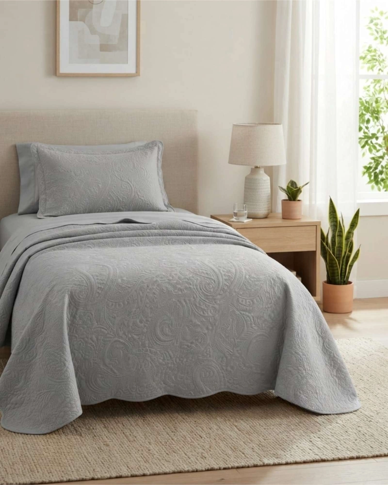SET CUBRECAMA QUILT VERANO LISO CON RELIEVE + JUEGO DE SABANAS 1.5 PLAZAS - 2