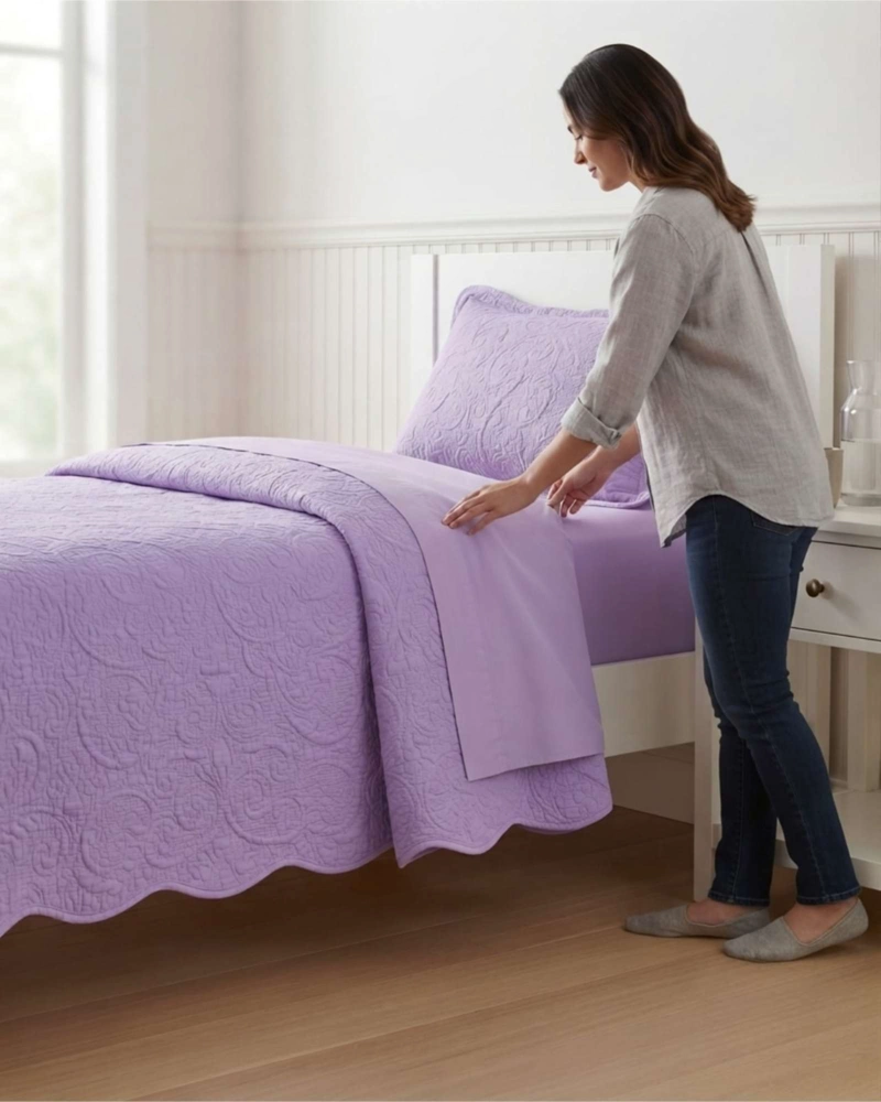 CUBRECAMA QUILT DE VERANO LISO 1.5 PLAZAS CON RELIEVE - 1