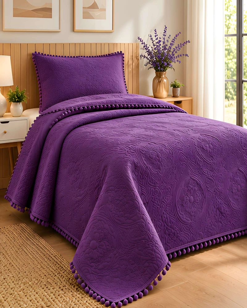 CUBRECAMA DE 1.5 PLAZA CON DISEÑO EN RELIEVE Y POMPONES DECORATIVOS - 1