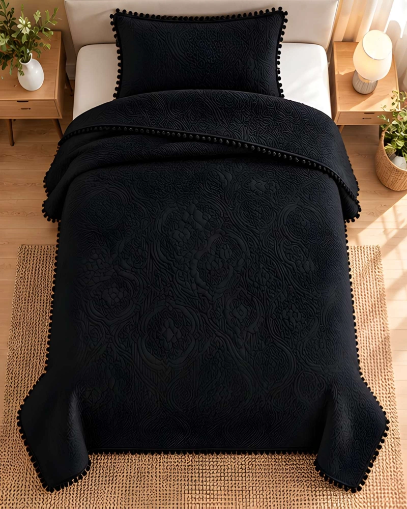 CUBRECAMA DE 1.5 PLAZA CON DISEÑO EN RELIEVE Y POMPONES DECORATIVOS - 4