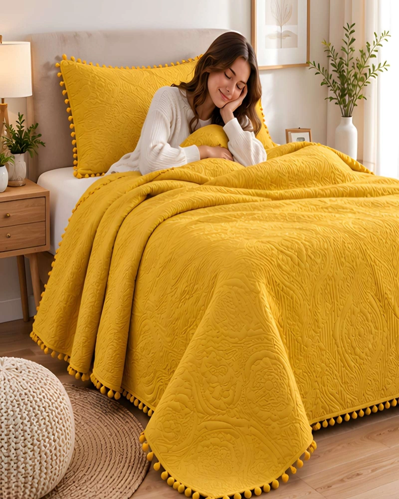 CUBRECAMA DE 1.5 PLAZA CON DISEÑO EN RELIEVE Y POMPONES DECORATIVOS - 4