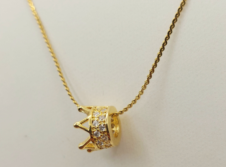 CADENA DE TEJIDO ESCALERA CON CORONA CON BRILLANTES DE ORO LAMINADO 18K - 2