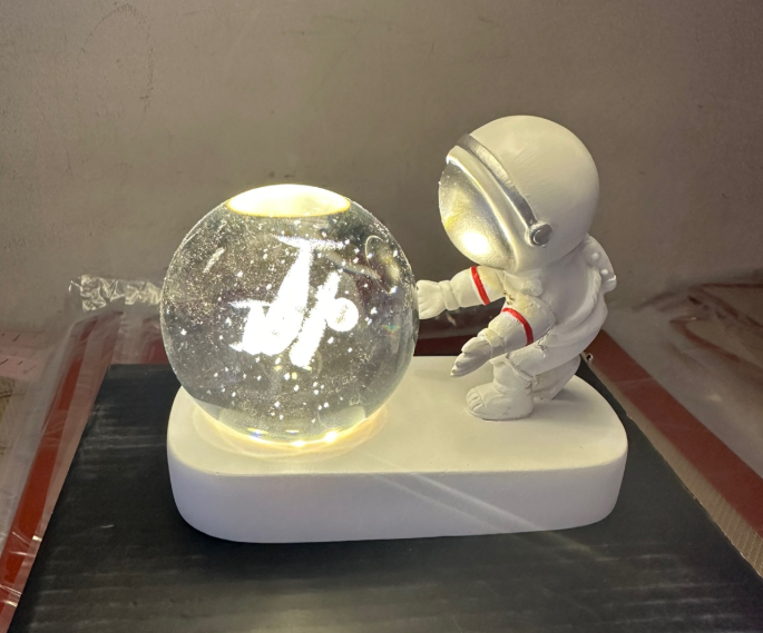 ASTRONAUTA ESFERA LAMPARA DE MESA 3D - 1