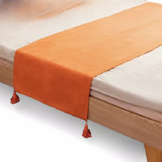 PIECERA PARA CAMA 2 PLAZA - KING EN LINO POMPONES 70X210 CM COLOR NARANJA - 2