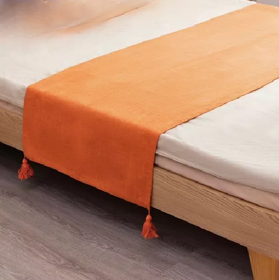 PIECERA PARA CAMA 2 PLAZA - KING EN LINO POMPONES 70X210 CM COLOR NARANJA - 3