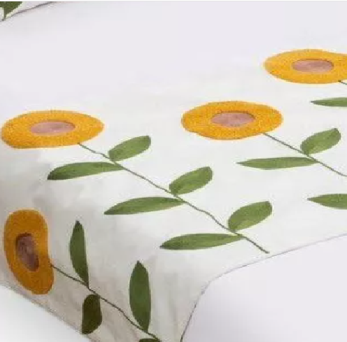 PIECERA BORDADA + 2 FUNDAS DE COJÍN DISEÑO FLORAL 8 COLOR EN COLOR BLANCO - 1