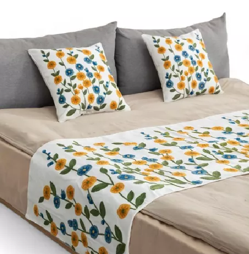 PIECERA BORDADA + 2 FUNDAS DE COJÍN DISEÑO FLORAL 3 COLOR EN COLOR BLANCO - 2