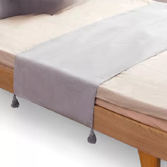 PIECERA PARA CAMA 2 PLAZA - KING EN LINO POMPONES 70X210 CM COLOR GRIS CLARO - 2