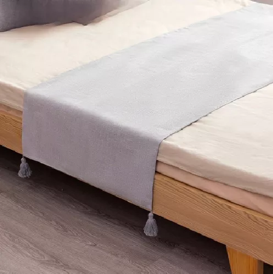 PIECERA PARA CAMA 2 PLAZA - KING EN LINO POMPONES 70X210 CM COLOR GRIS CLARO - 3