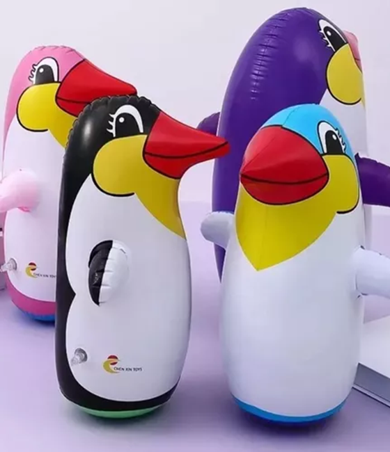 PINGÜINO PORFIADO INFLABLE VERANO JUGUETE MULTICOLOR - 3