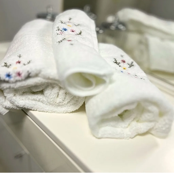 JUEGO 3 TOALLAS (VISITA, MANOS, BAÑO) BORDADAS COLOR BLANCO ROYAL TOUCH FLORAL - 2