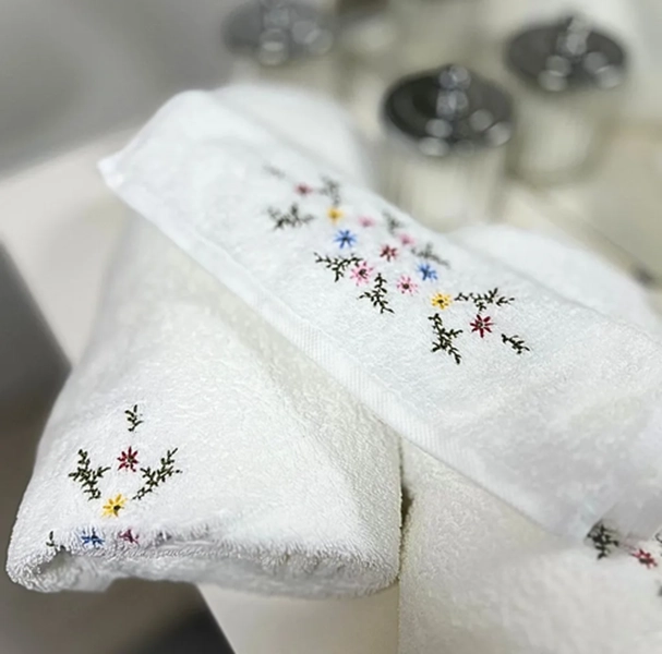 JUEGO 3 TOALLAS (VISITA, MANOS, BAÑO) BORDADAS COLOR BLANCO ROYAL TOUCH FLORAL - 4