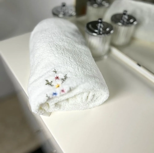 JUEGO 3 TOALLAS (VISITA, MANOS, BAÑO) BORDADAS COLOR BLANCO ROYAL TOUCH FLORAL - 5
