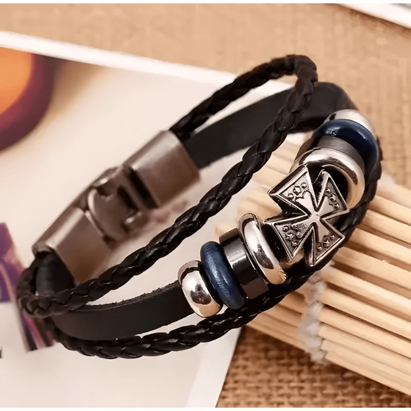 PULSERA DE CUERO CON DIJE EN FORMA CRUZ - 1