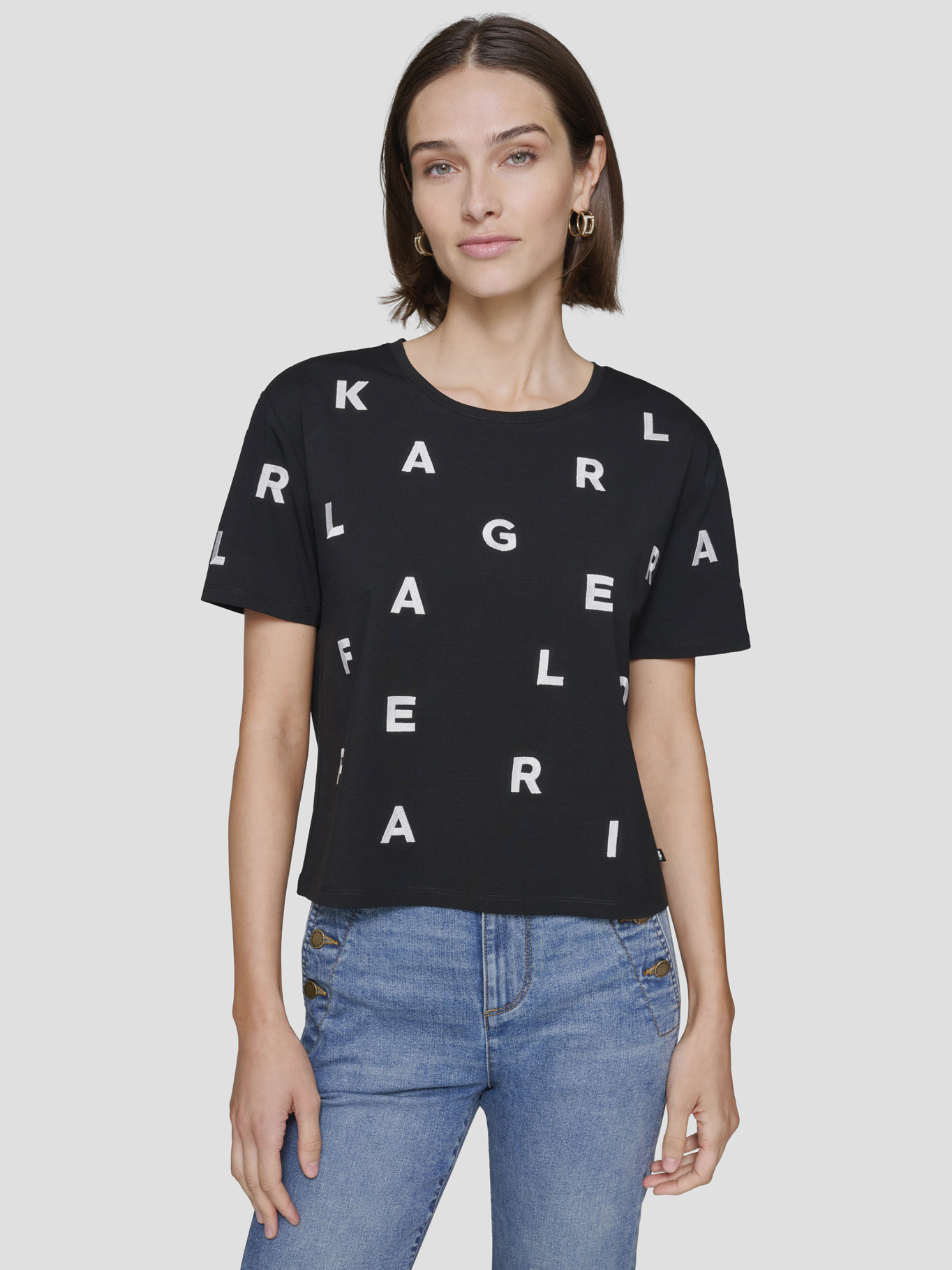 POLERA CON LETRAS DISPERSAS TEJIDAS - 1