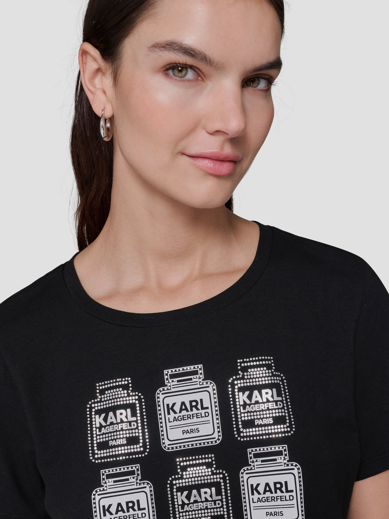 POLERA CON ESTAMPADO DE PERFUME - 5