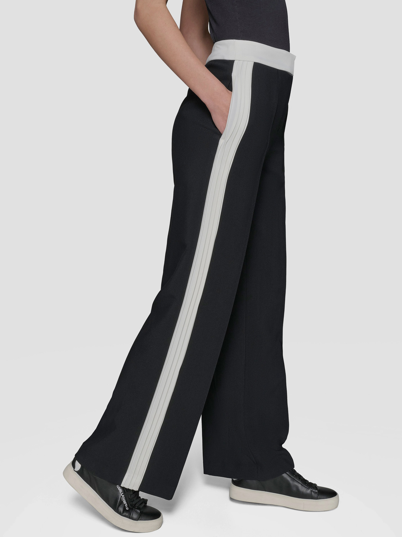 PANTALON CON PLIEGUES EN CONTRASTE - 3