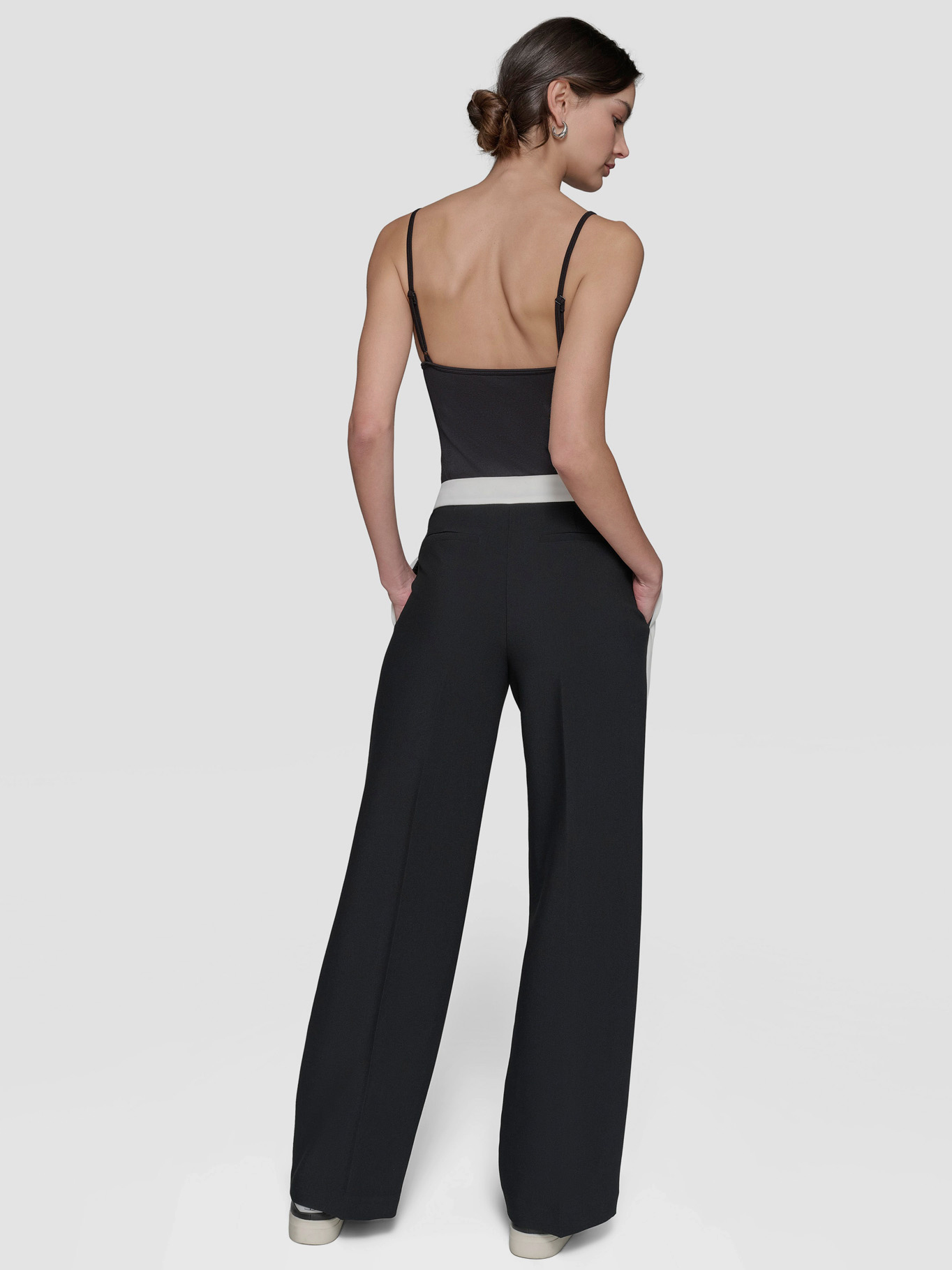 PANTALON CON PLIEGUES EN CONTRASTE - 4