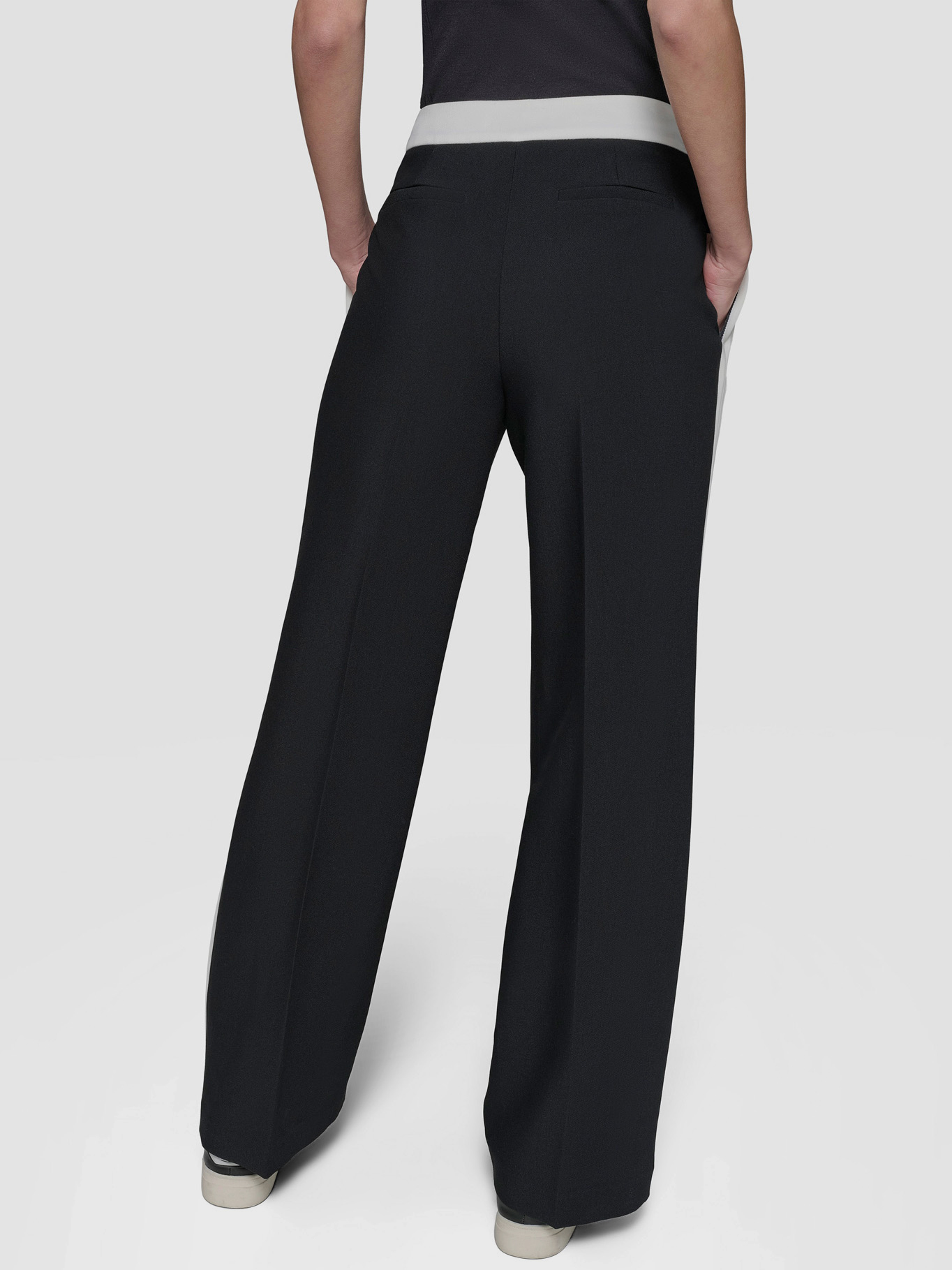PANTALON CON PLIEGUES EN CONTRASTE - 5