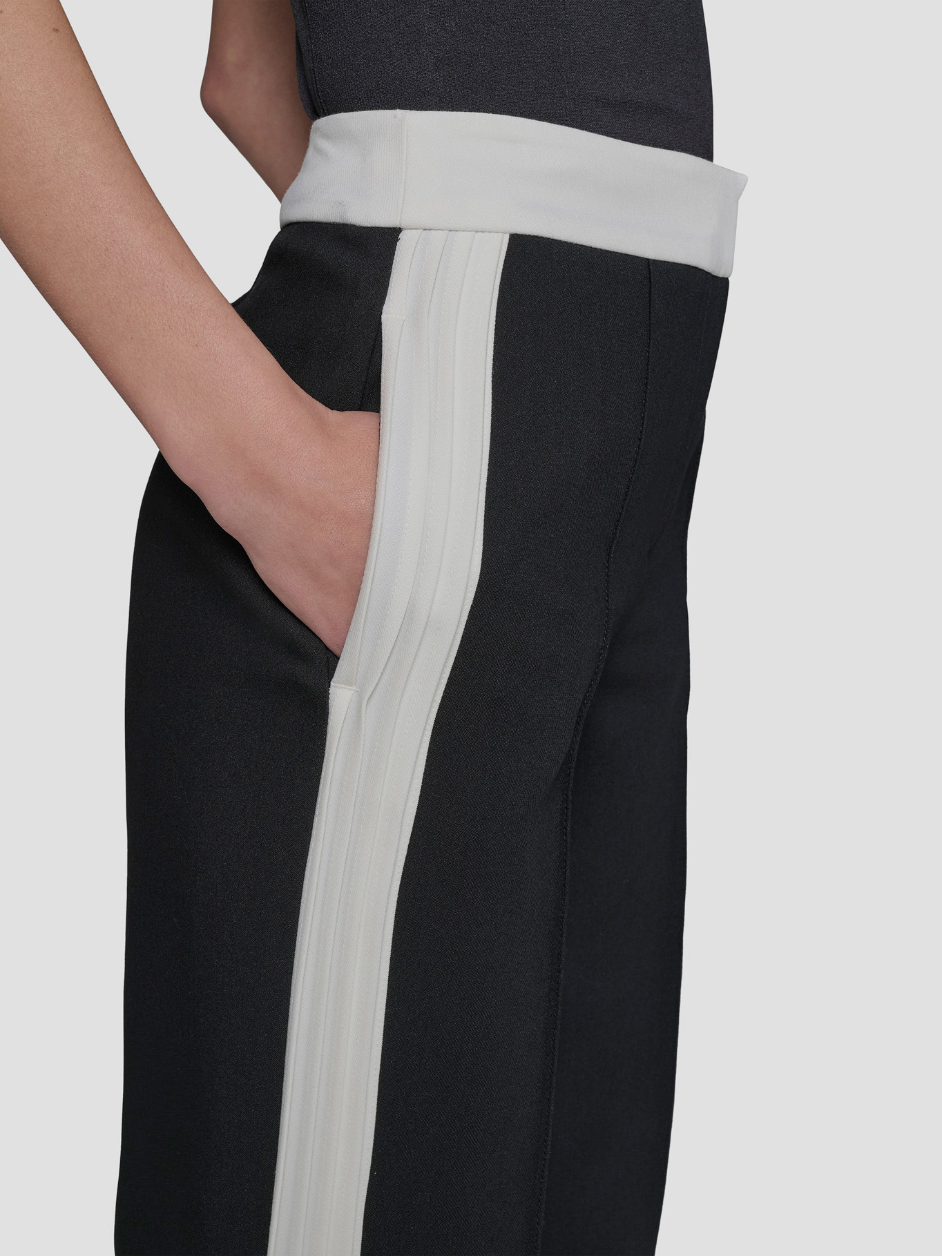 PANTALON CON PLIEGUES EN CONTRASTE - 6