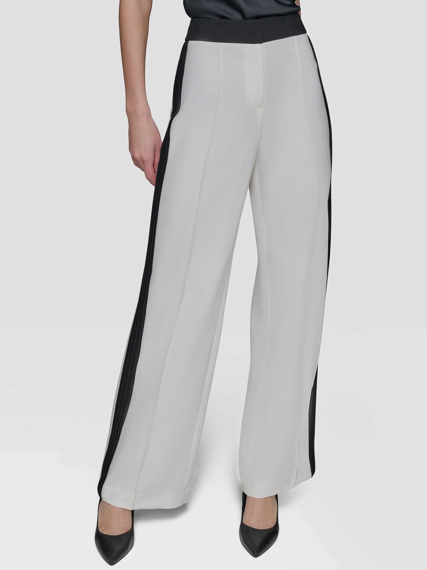 PANTALON CON PLIEGUES EN CONTRASTE - 1
