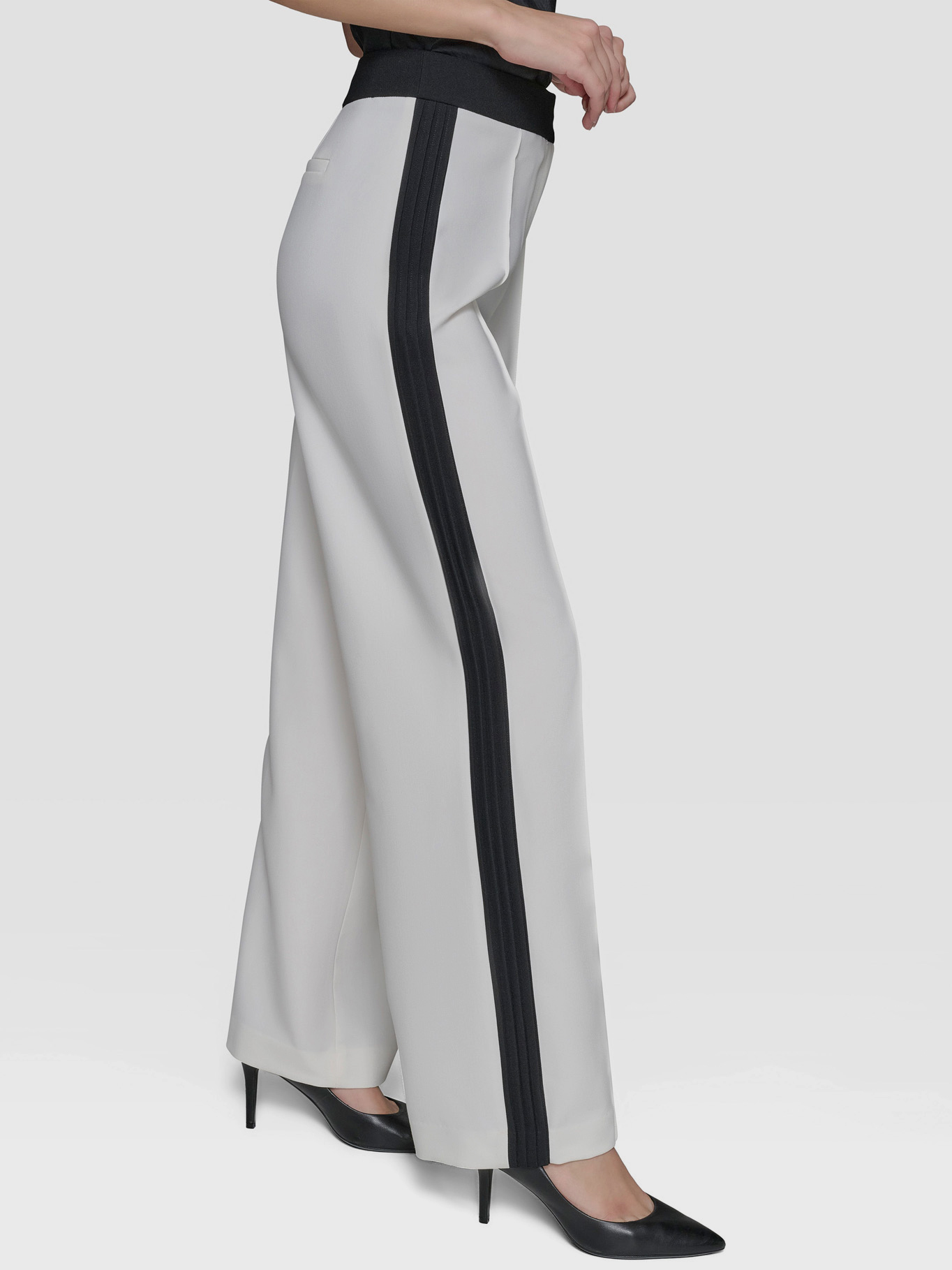 PANTALON CON PLIEGUES EN CONTRASTE - 3