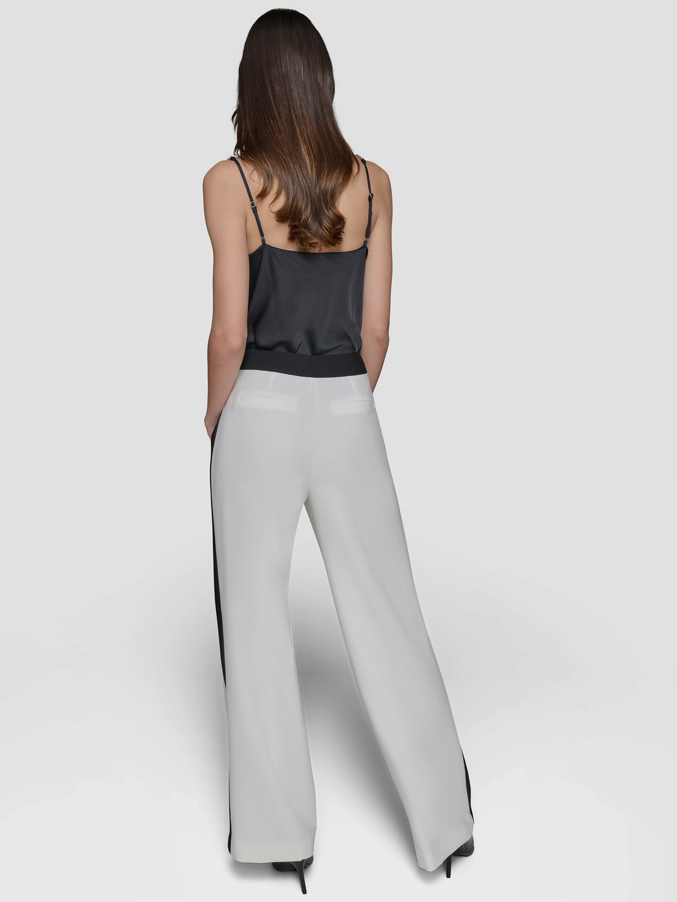PANTALON CON PLIEGUES EN CONTRASTE - 4