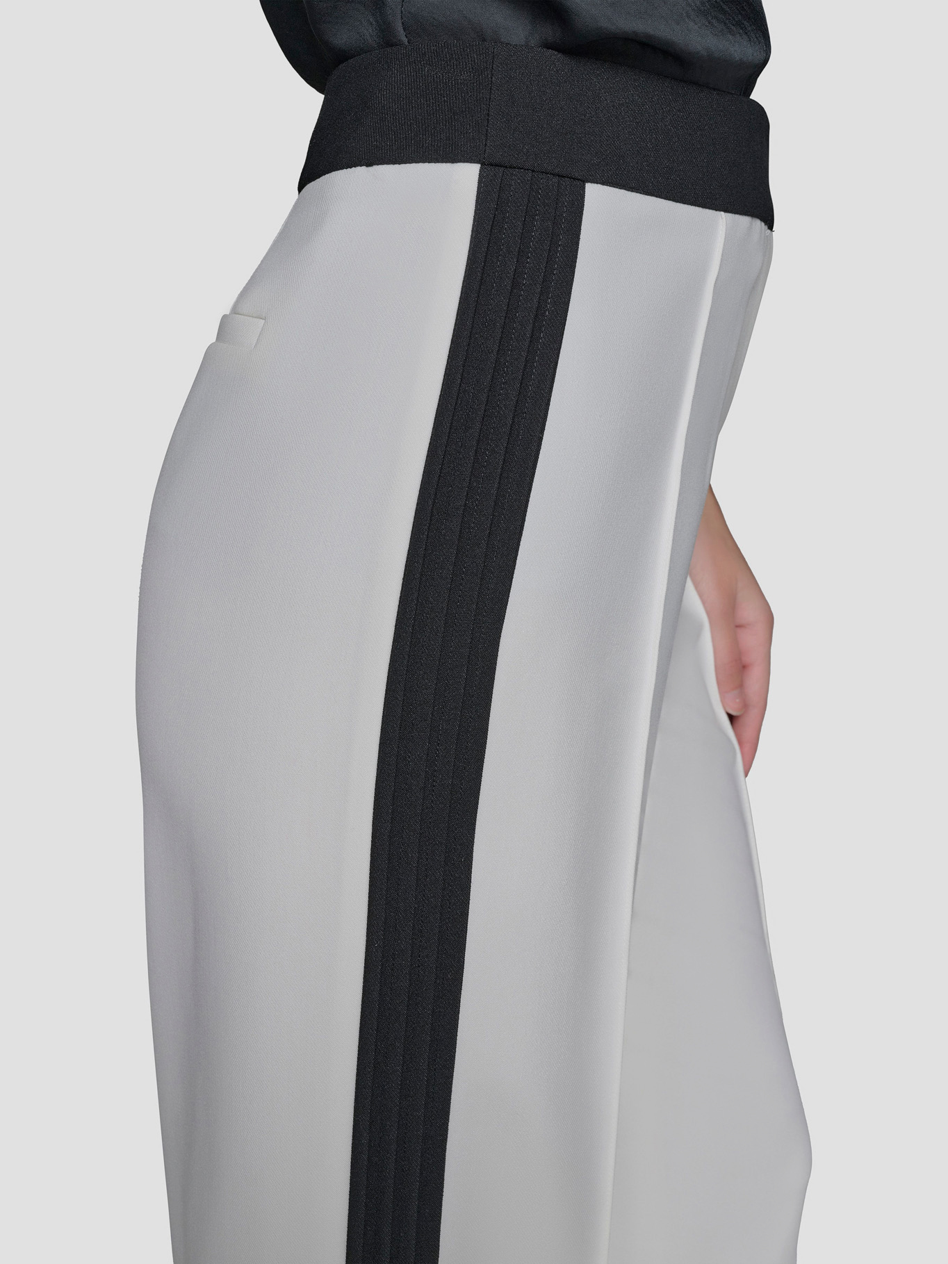 PANTALON CON PLIEGUES EN CONTRASTE - 6