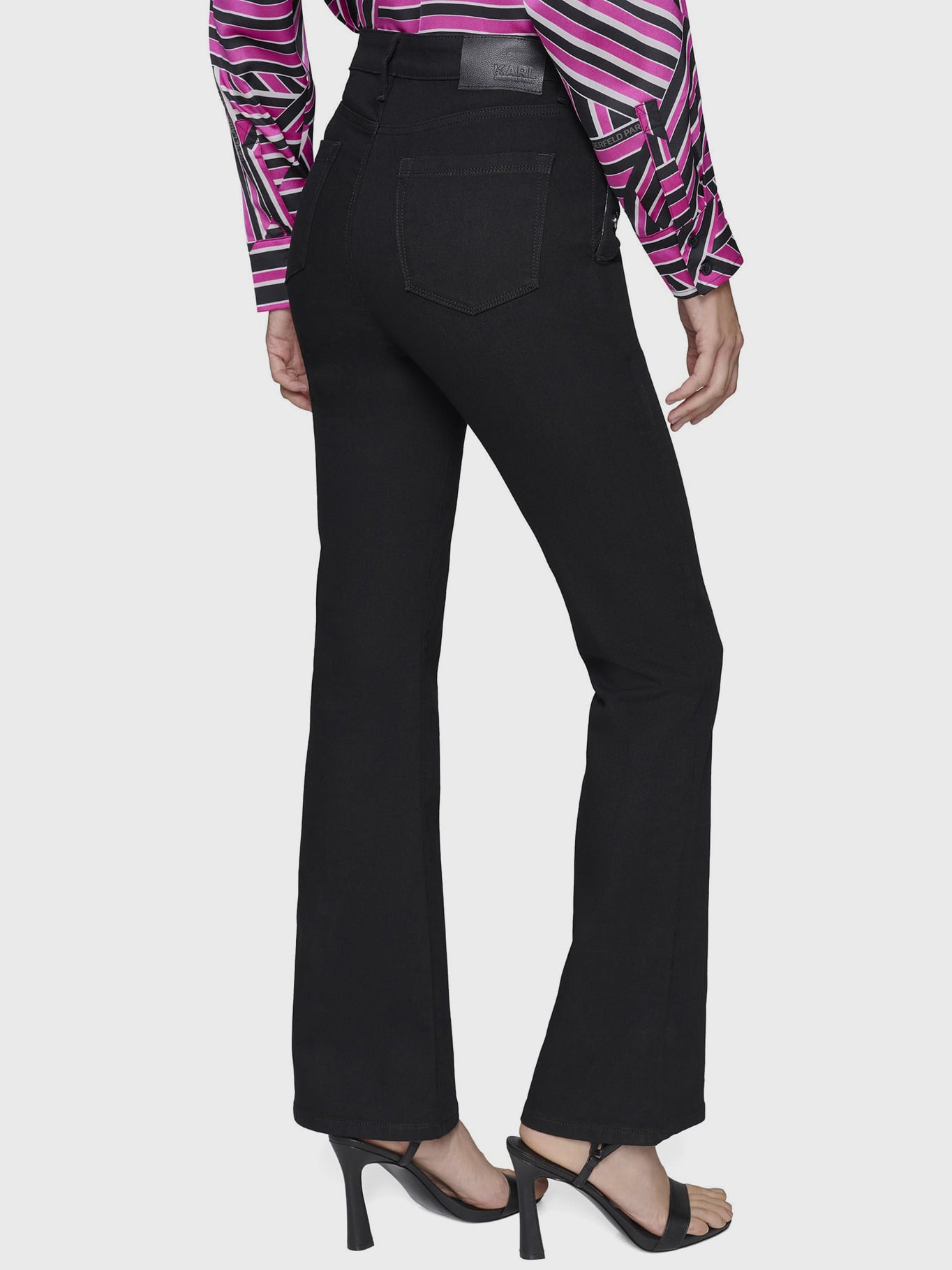 JEANS BOOTCUT CON DETALLE DE BOTONES - 3