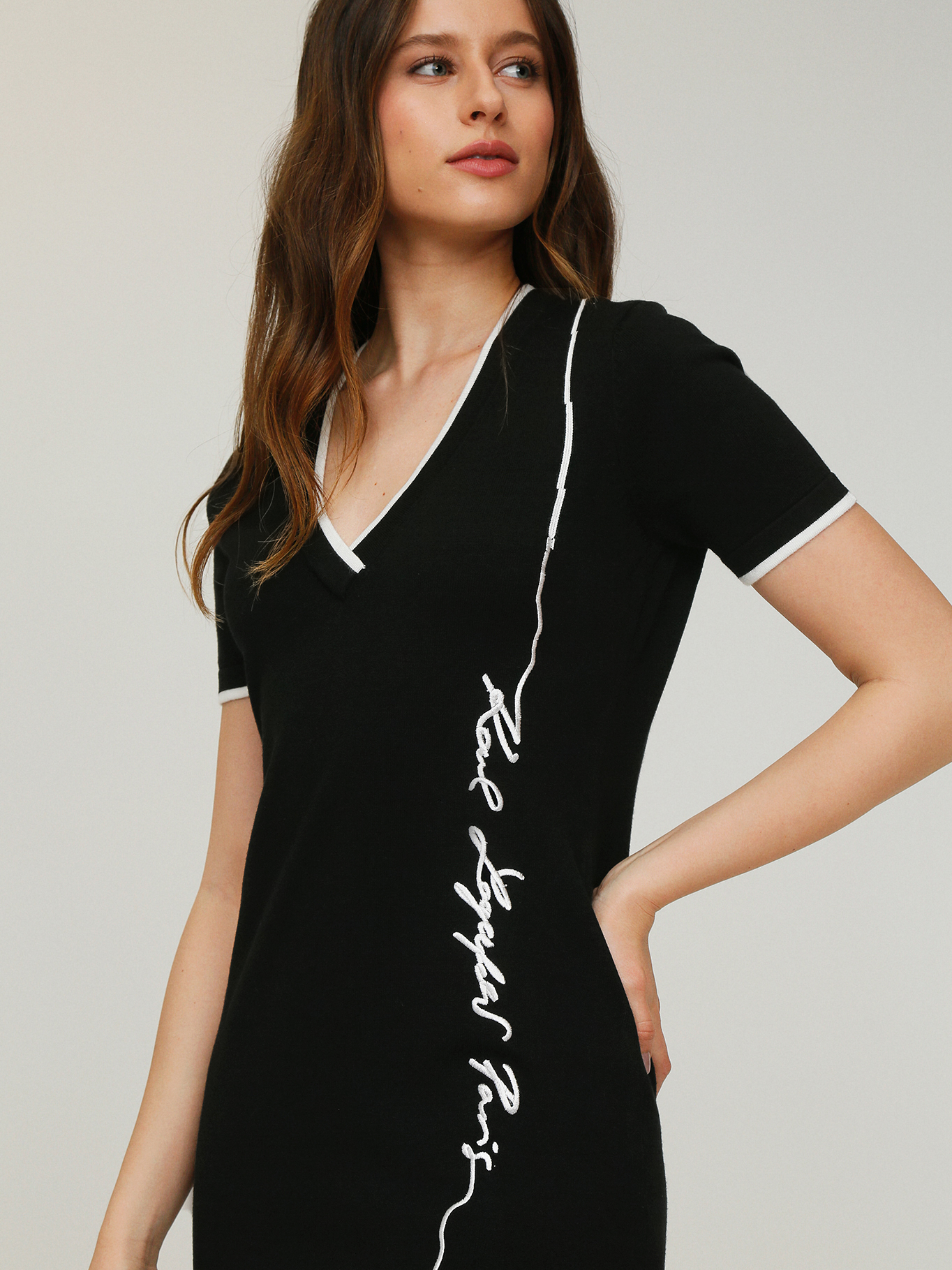 VESTIDO SLIM CON CUELLO EN V - 5