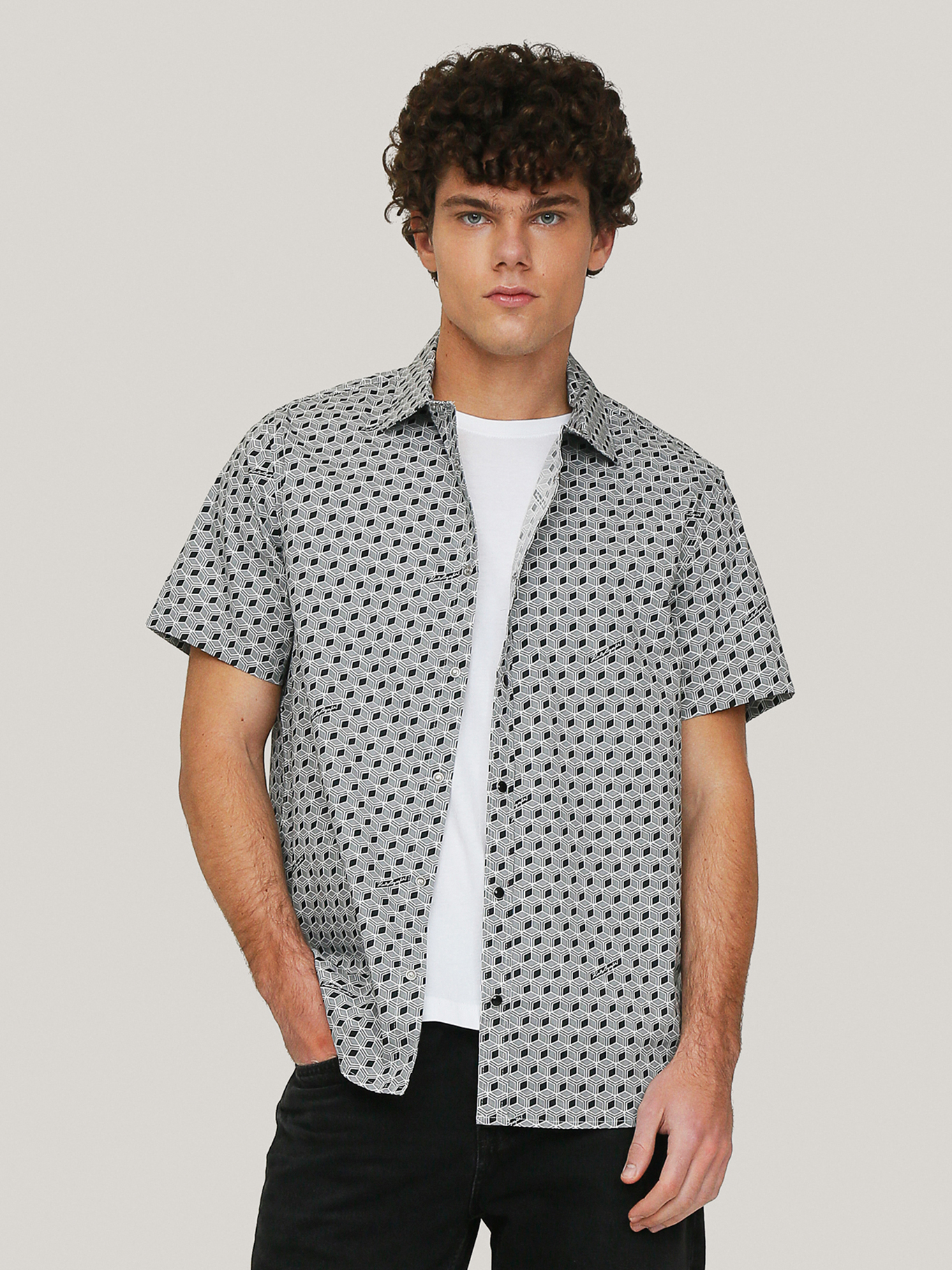 CAMISA CON ESTAMPADO ABSTRACTO Y FIRMA - 1