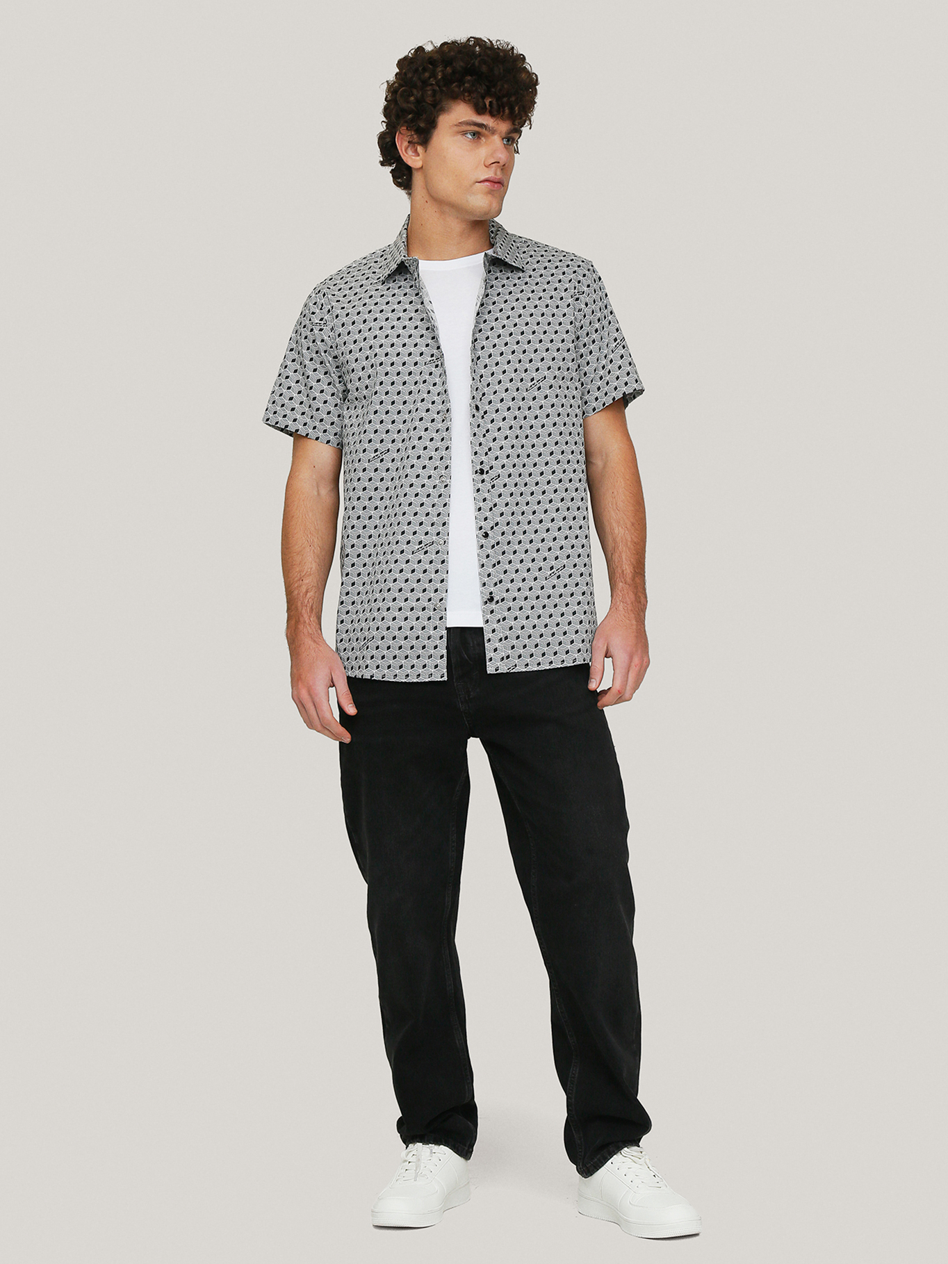 CAMISA CON ESTAMPADO ABSTRACTO Y FIRMA - 2