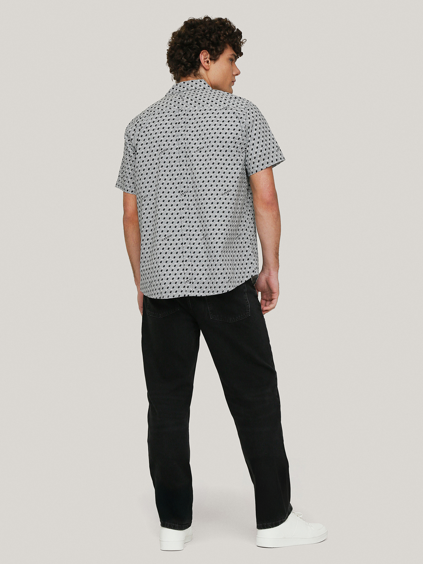 CAMISA CON ESTAMPADO ABSTRACTO Y FIRMA - 3
