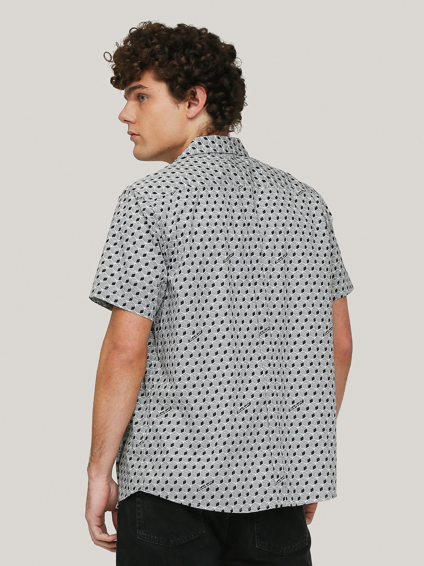 CAMISA CON ESTAMPADO ABSTRACTO Y FIRMA - 4