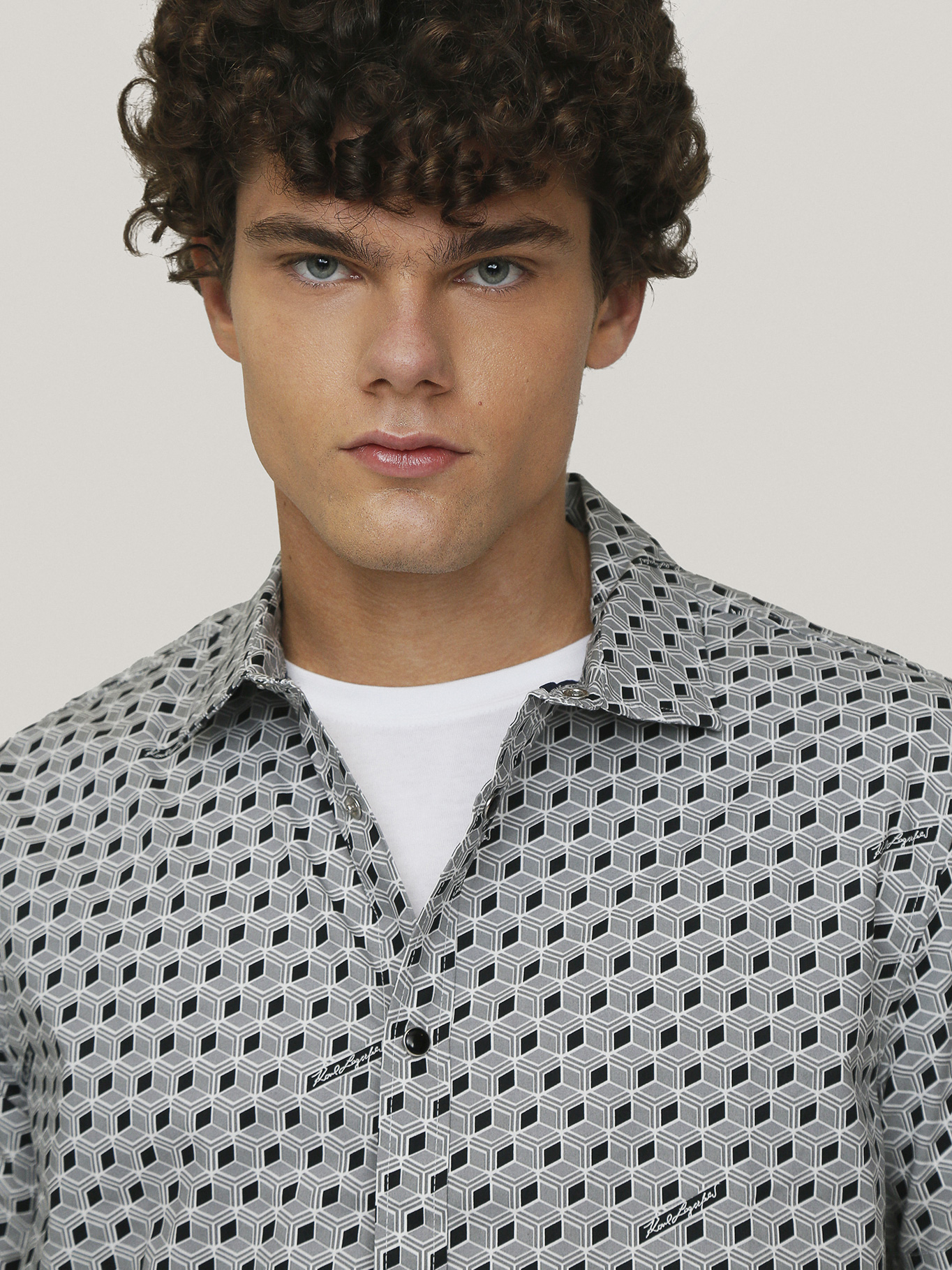 CAMISA CON ESTAMPADO ABSTRACTO Y FIRMA - 5