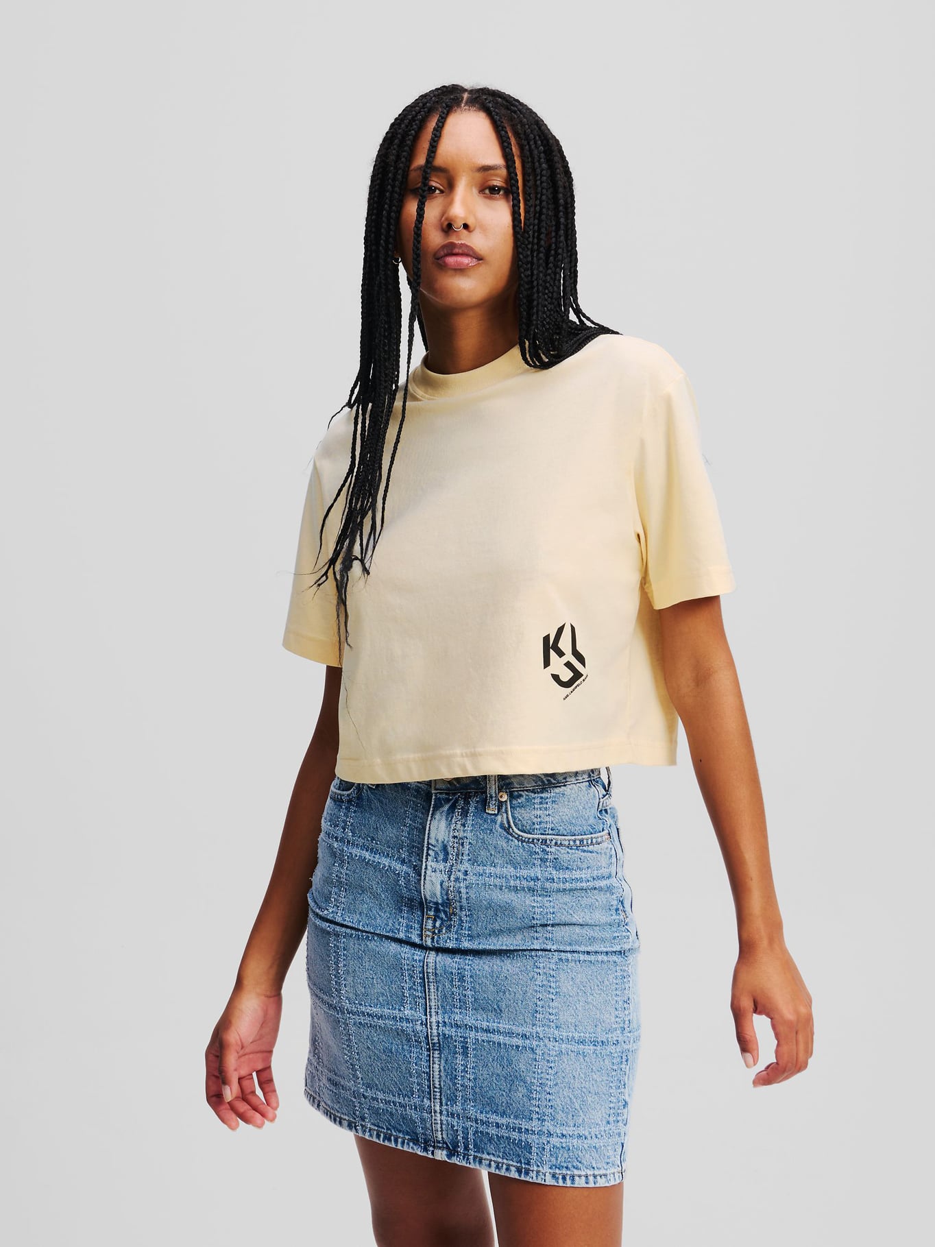 POLERA CROPPED CON MONOGRAMA - 1