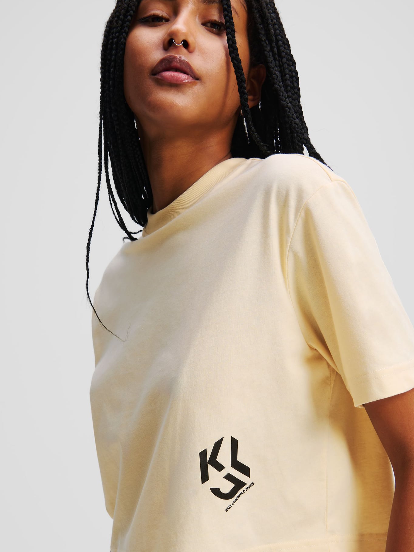 POLERA CROPPED CON MONOGRAMA - 4