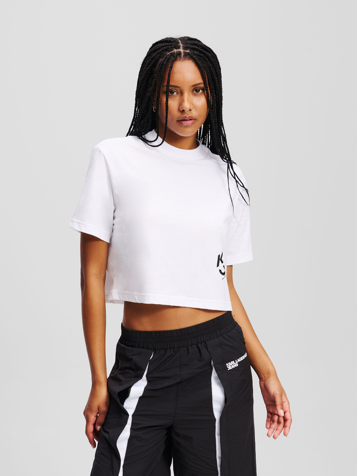 POLERA CROPPED CON MONOGRAMA - 1