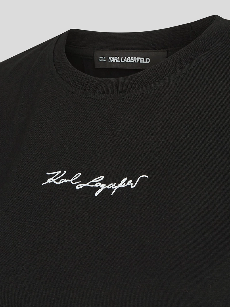 POLERA ESSENTIAL CON FIRMA BORDADA - 3