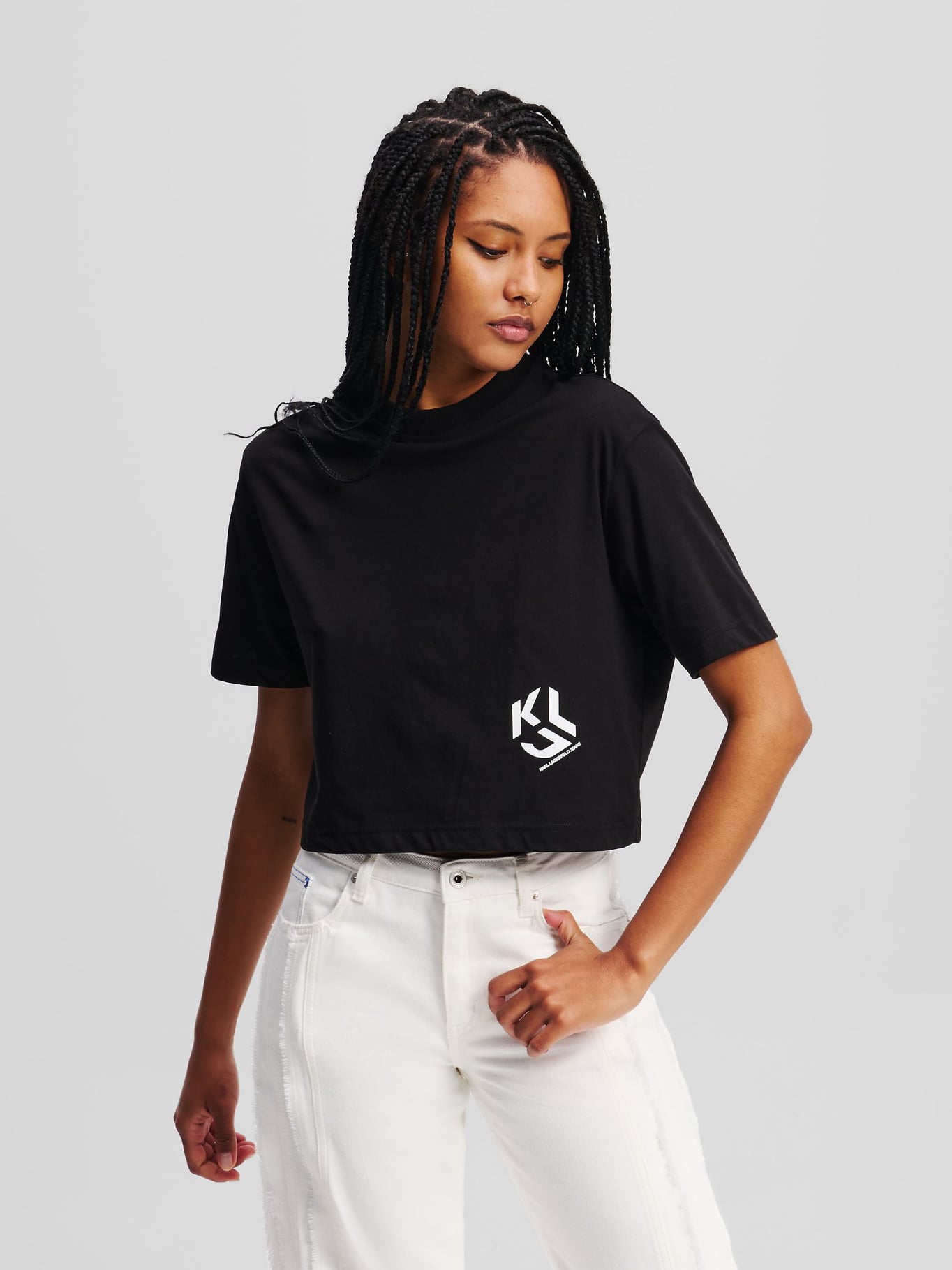 POLERA CROPPED CON MONOGRAMA - 1