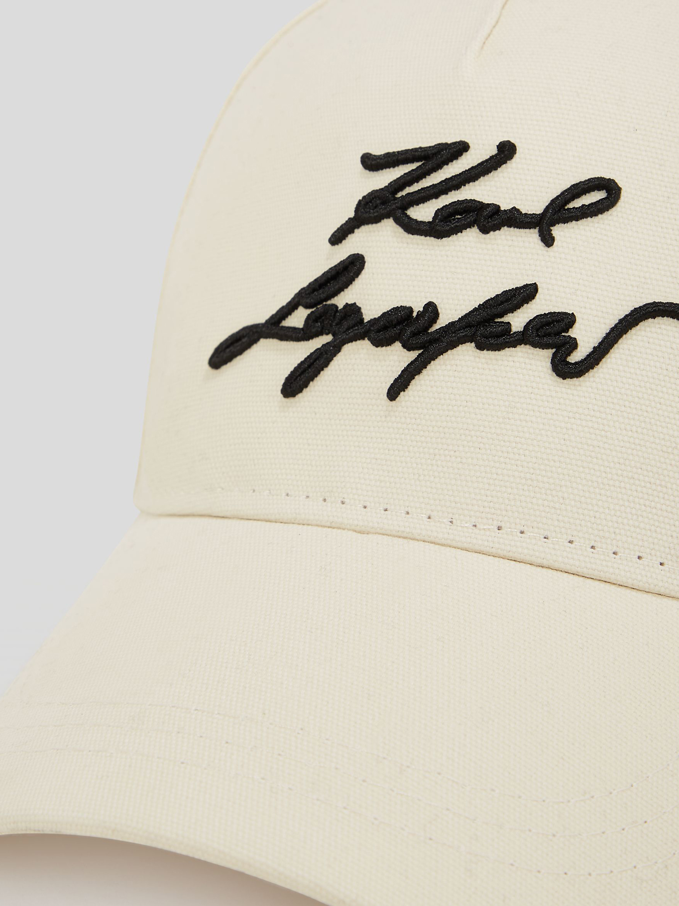 JOCKEY CON FIRMA BORDADA EN RELIEVE - 3