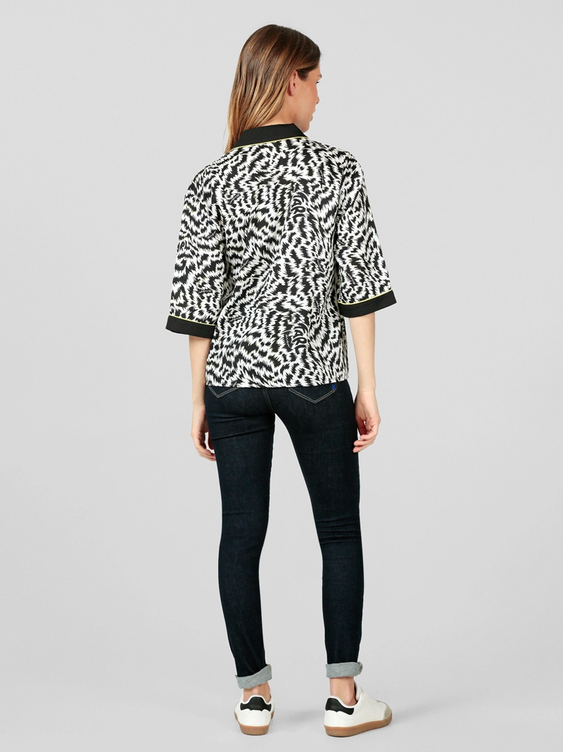BLUSA CON ESTAMPADO DE ZEBRA - 4
