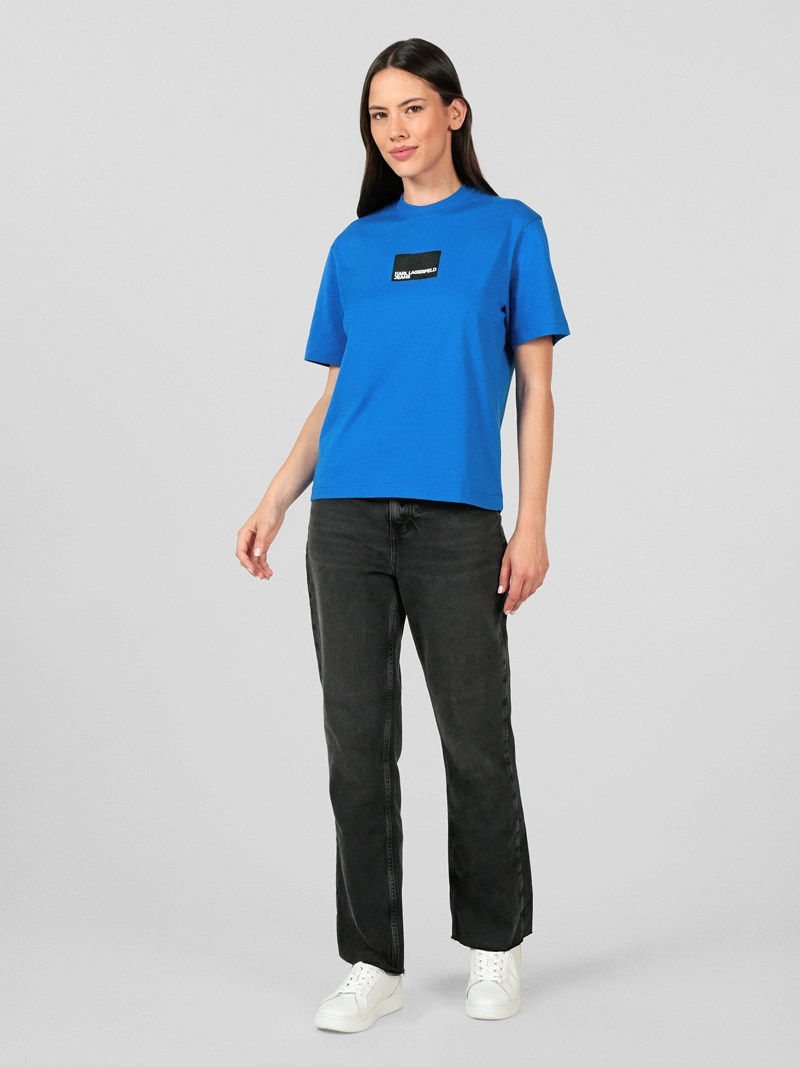 POLERA REGULAR CON LOGO EN CAJA - 2