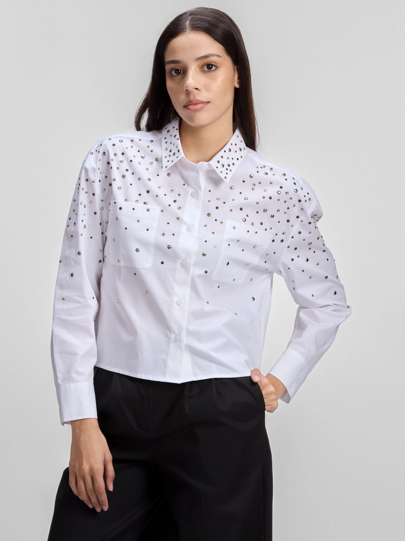 CAMISA CROPPED CON TACHUELAS TERMOFIJADAS - 1