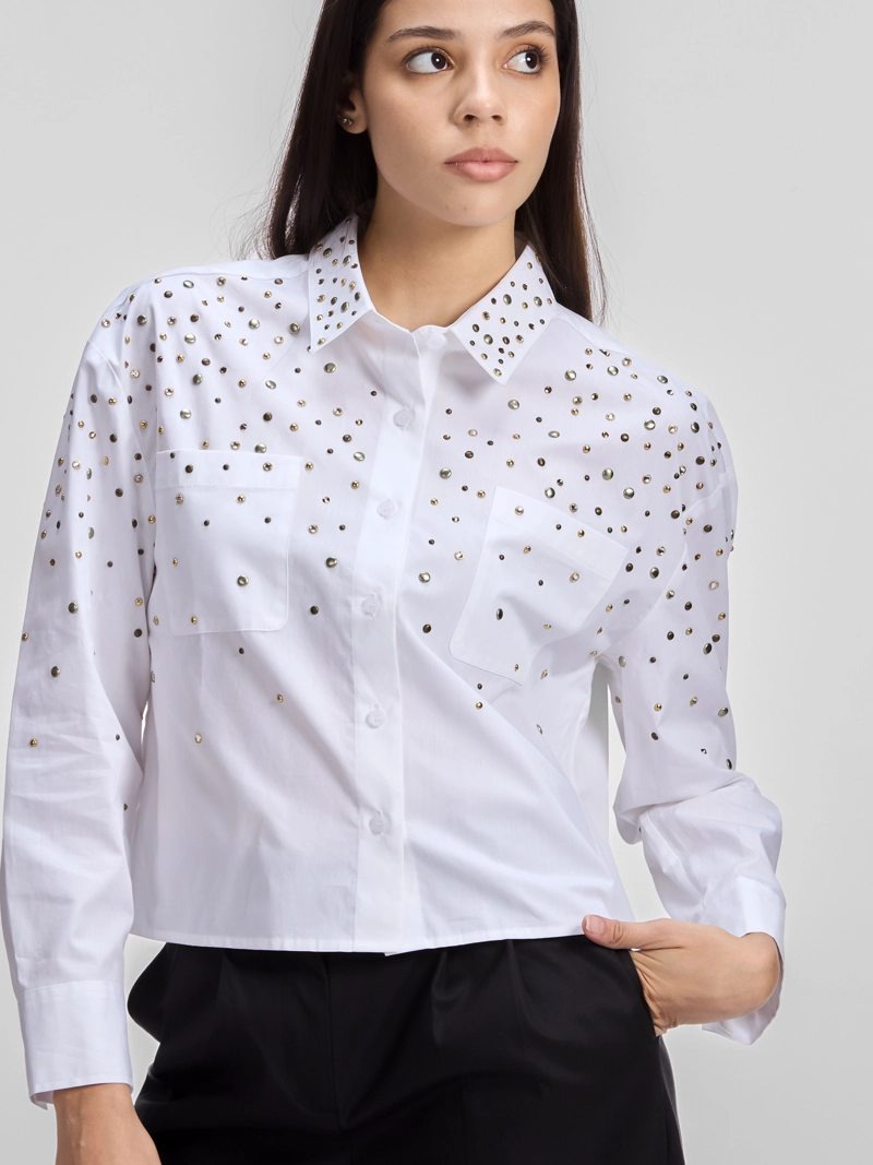 CAMISA CROPPED CON TACHUELAS TERMOFIJADAS - 2